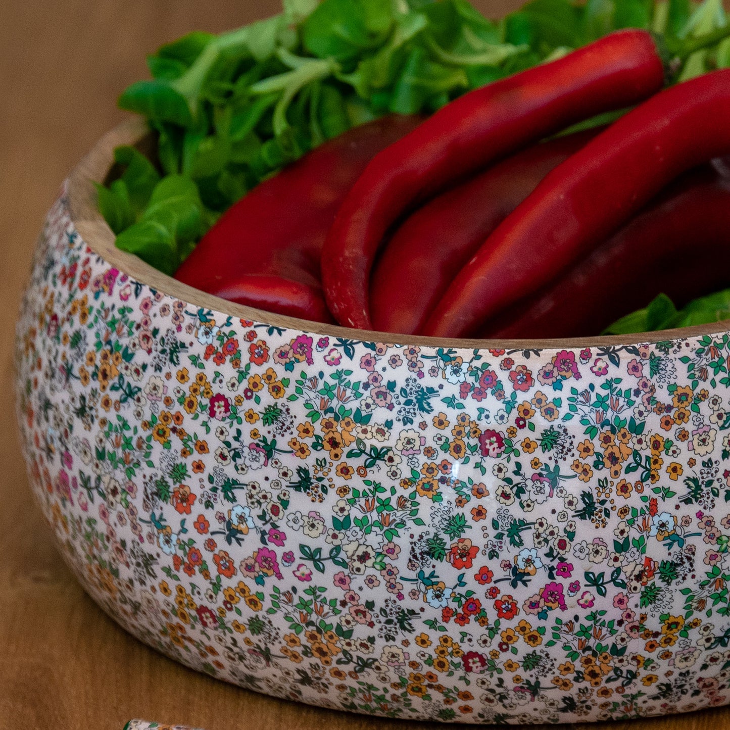 Dekorative Salatschüssel mit Besteck aus Mangoholz in Petit Fleur